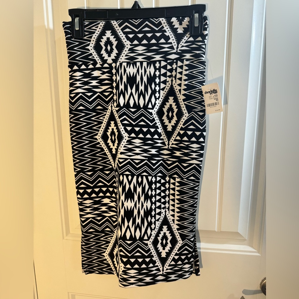 Black and white pencil skirt